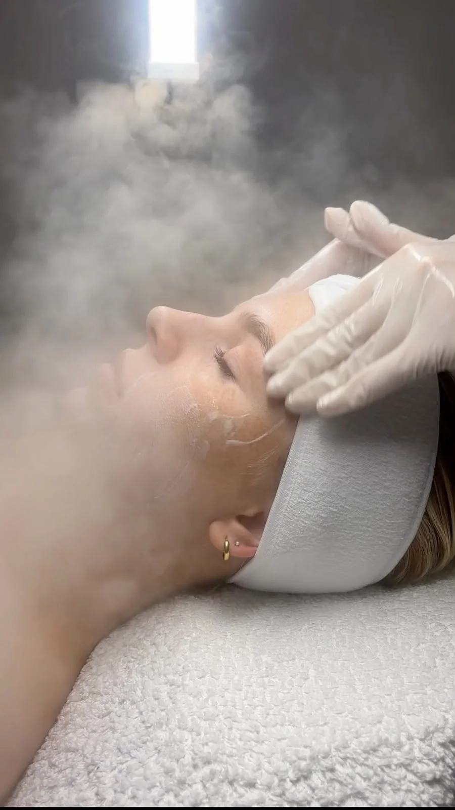 Cuidado da pele do rosto com algodão e vapor durante o atendimento